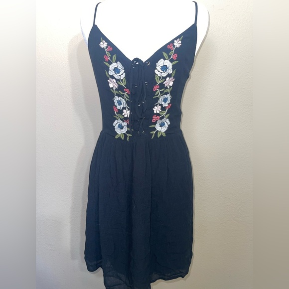 Abercrombie & Fitch Black Dress with Floral Embroidery juniors medium - Picture 1 of 8